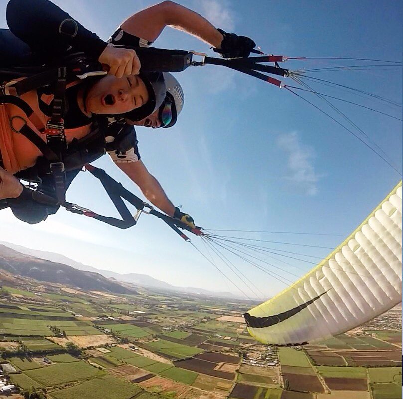 Maniobra de vuelo freestyle en biplaza
